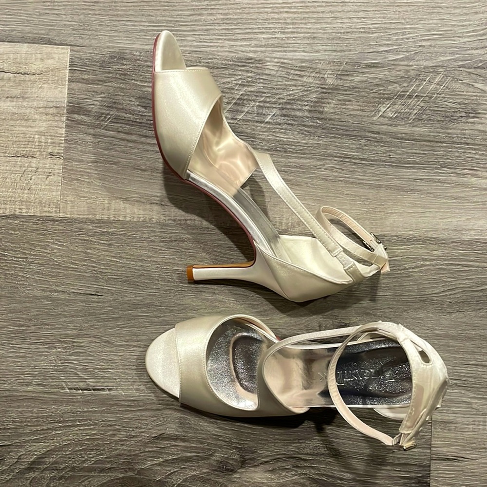Elegant park ivory heels - perfect for a Bride!